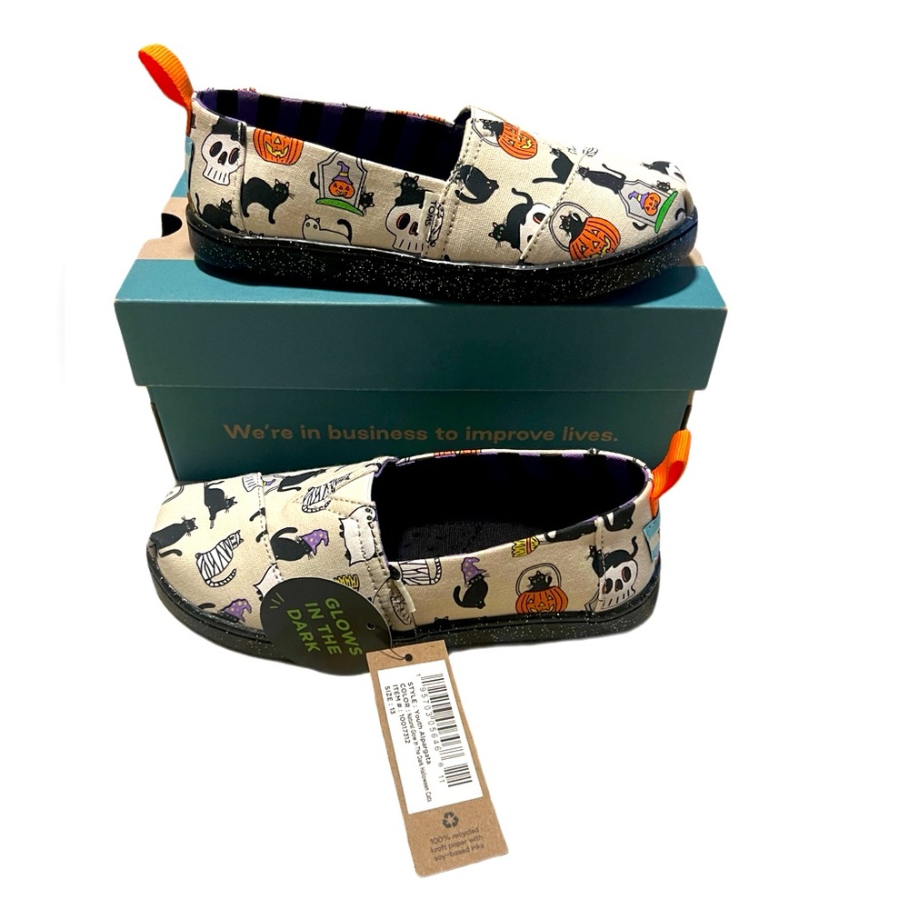 Brand new with tags TOMS kid shoes unisex !
